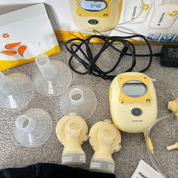Medela Freestyle Portable Double Electric Breast Pump - Picture 7 of 12